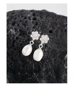 Gros plan de boucles d'oreilles fleur en argent S925 avec perles d'eau douce