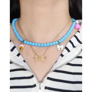 Collier double rang avec perles bleues, champignons roses et nœuds en métal pour femmes