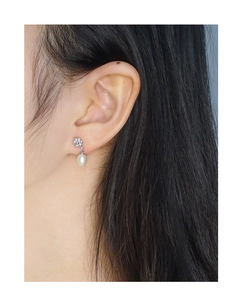 Boucles d'oreilles fleur en argent S925 avec perle d'eau douce naturelle sur l'oreille