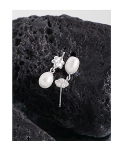 Gros plan du poinçon S925 sur la base florale en argent des boucles d'oreilles