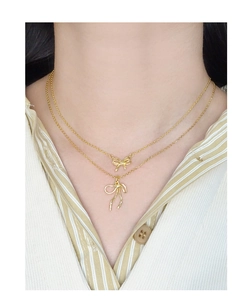 Vue détaillée du collier à nœuds superposés en argent sterling S925 plaqué or fin