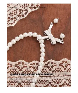 Dettaglio della chiusura a fiocco in argento S925 con perle pendenti su collana