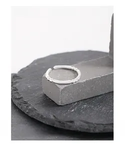 Détail de la bague en argent S925 avec design de perles et bambou sur support pierre
