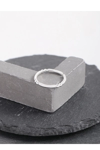 Détail du poinçon S925 en argent sterling sur la bague minimaliste style bambou