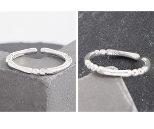Vue détaillée du poinçon S925 sur la bague ouverte minimaliste en argent massif