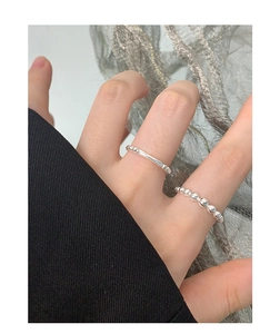 Ensemble de bagues perlées minimalistes en argent sterling S925 portées pour un style tendance