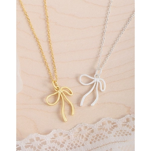 Collier élégant avec pendentif nœud en argent S925 en finitions or et argent sur dentelle