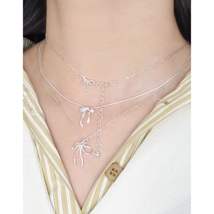 Ensemble de colliers superposés en argent S925 avec pendentifs nœuds et détail cœur