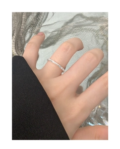 Gros plan d'une bague minimaliste en argent S925 avec détails sphériques sur la main du modèle