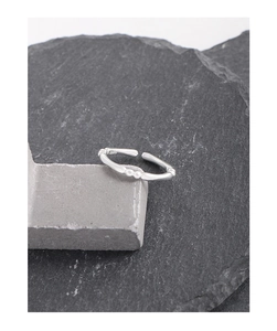 Gros plan du poinçon S925 sur la bague minimaliste en argent au style bambou