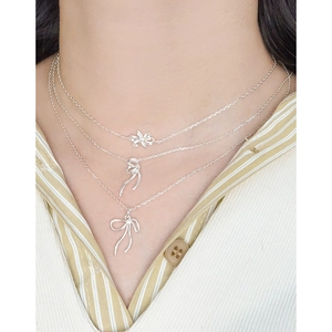 Ensemble de colliers en argent sterling S925 avec pendentifs nœud et fleur sur mannequin