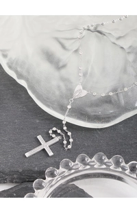 Détail du collier croix en argent S925 avec maillon cœur et zircons étincelants