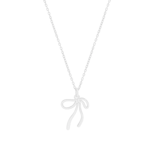 Collier minimaliste en argent sterling S925 avec pendentif nœud irrégulier sur fond blanc