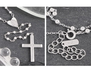 Détail macro du collier croix en argent S925 avec breloque cœur et pierres de zircon