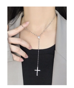 Détail d'un collier Y en argent S925 avec pendentif croix porté par un mannequin