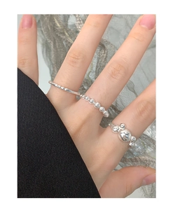Détails des bagues à billes en argent sterling 925 portées à la main, fini poli