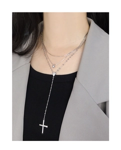 Détail du collier multi-rangs en argent S925 avec pendentif croix en zircon sur mannequin