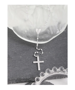 Détail macro du pendentif croix en argent S925 avec accent de cœur en zircon étincelant