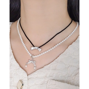 Collana a doppio strato in argento S925 con pendente a fiocco e perle bianche su modella
