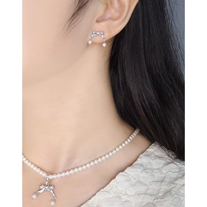 Elegante set collana con fiocco e orecchini in argento S925 con lucenti perle bianche