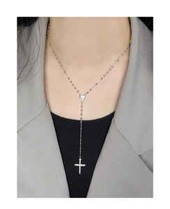 Détail du collier en Y en argent S925 avec pendentifs cœur et croix sur un mannequin