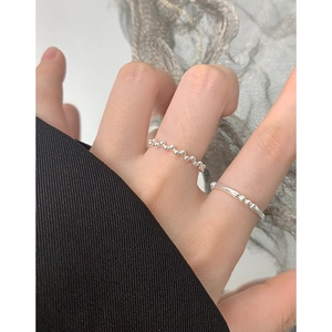 Ensemble de bagues minimalistes en argent sterling S925 sur fond de dentelle grise