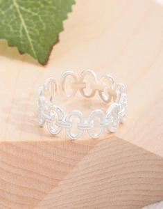 Detail shot of a S925 sterling silver interlocking chain ring with adjustable opening