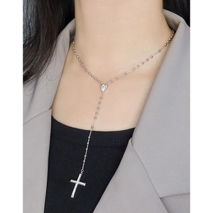 Collier en Y en argent sterling S925 avec pendentif croix en zircon sur un mannequin