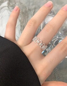 Close-up of S925 sterling silver interlocking chain ring worn on finger with modern aesthetic