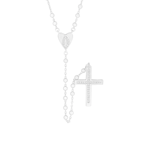 Collier Y en argent S925 avec cœur en zircon et pendentif croix sur fond blanc