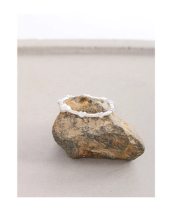 Detailed close-up of S925 sterling silver ring with interconnected tiny hearts pattern