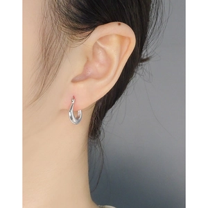 Minimalist S925 sterling silver irregular U-shaped hoop earrings for women on model