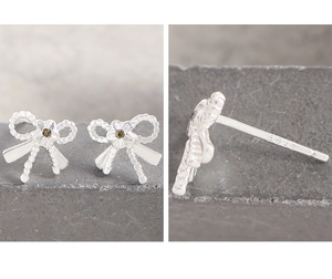 Vue détaillée des boucles d'oreilles nœud en argent S925 avec fleurs en zircon sombre