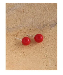 Makroansicht von 10mm roten Achat-Ohrsteckern mit S925 Sterlingsilber-Stempel