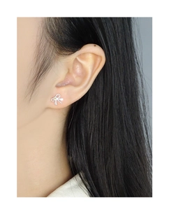 Gros plan de boucles d'oreilles nœud en argent S925 avec zircon sur le modèle