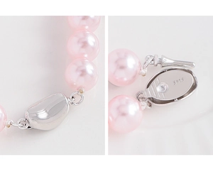 Vue macro du fermoir en argent sterling S925 et des perles roses sur le bracelet