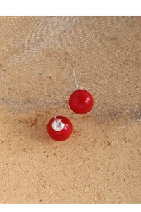 Detailansicht der 10mm roten Achat-Ohrstecker mit S925 Sterling Silber Stiften