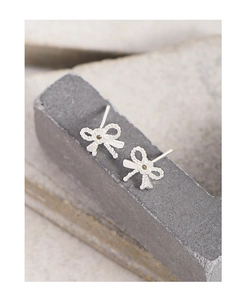 Vue détaillée des boucles d'oreilles nœud en argent S925 avec zircon et texture fine