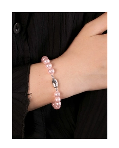 Détail du bracelet en argent S925 avec perles rondes rose cerisier sur le poignet
