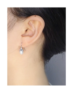 Detailed view of an elegant S925 silver earring with a lustrous white natural pearl
