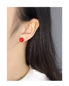 Detailaufnahme von 10mm roten Achat-Ohrsteckern am Model für einen eleganten Look