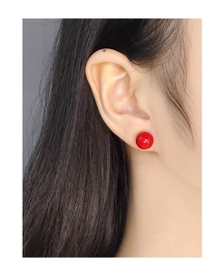 Nahaufnahme eines 10 mm roten Achat-Ohrsteckers am Ohr für einen minimalistischen Look