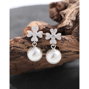 Elegant S925 silver leaf stud earrings with white pearls and zircons on wood