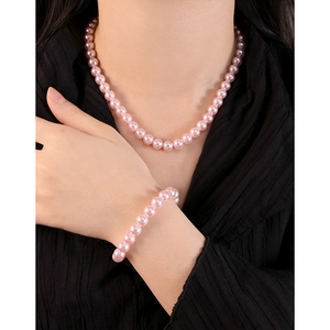 Ensemble collier et bracelet en perles roses et argent S925 pour femme sur fond sombre