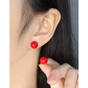 Minimalistische 10mm rote Achat-Ohrstecker aus S925 Sterlingsilber von Model getragen