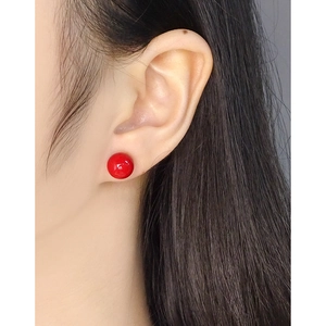Minimalistische 10mm rote Achat Ohrstecker aus S925 Sterlingsilber am Modell getragen