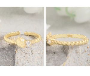 Close-up of S925 sterling silver strawberry ring with gold plating and white zircon stone