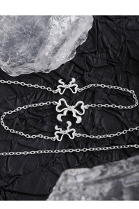 Drei S925 Silber Armbänder mit Schleifen und Zirkon auf schwarzem Texturhintergrund