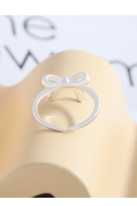 Close-up of S925 sterling silver bow ring featuring the authentic hallmark engraving