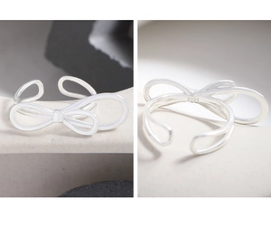 Detailed view of the S925 sterling silver stamp on the double-line bow ring